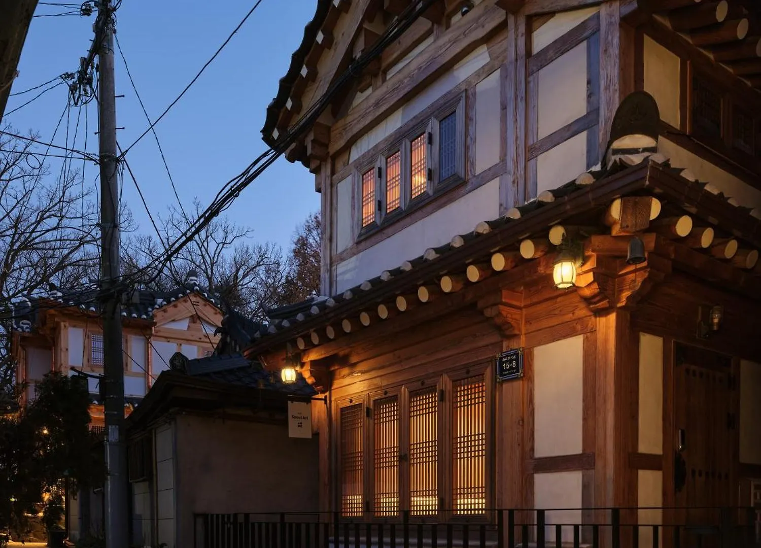 The Korean Traditional Hanok In Downtown Seoul For Convenient Public Transportation - Seoul Ari